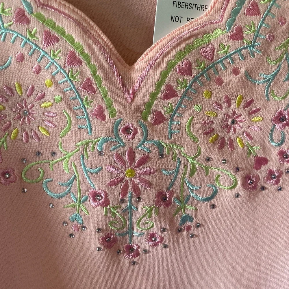 Quacker Factory Women's Top Size L Pink Embroidered Scalloped V-Neck NWT - Picture 3 of 7